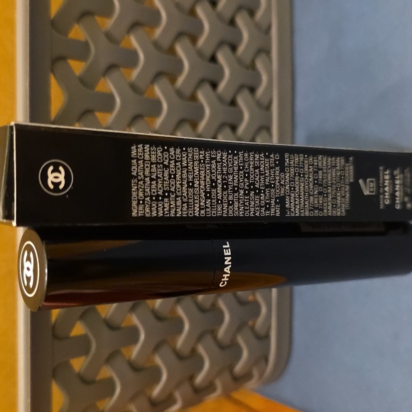 Chanel LE VOLUME DE CHANEL Mascara 10 NOIR. BNIB - Picture 5 of 6
